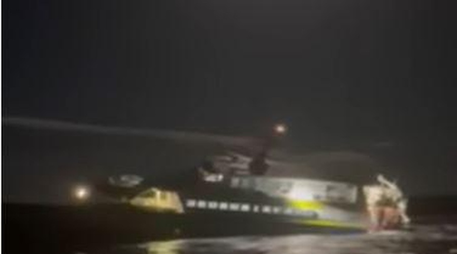 Na Jadranu se je odvila prava drama, pri hrvaškem otoku je nasedel katamaran (foto: Youtube/posnetek zaslona)