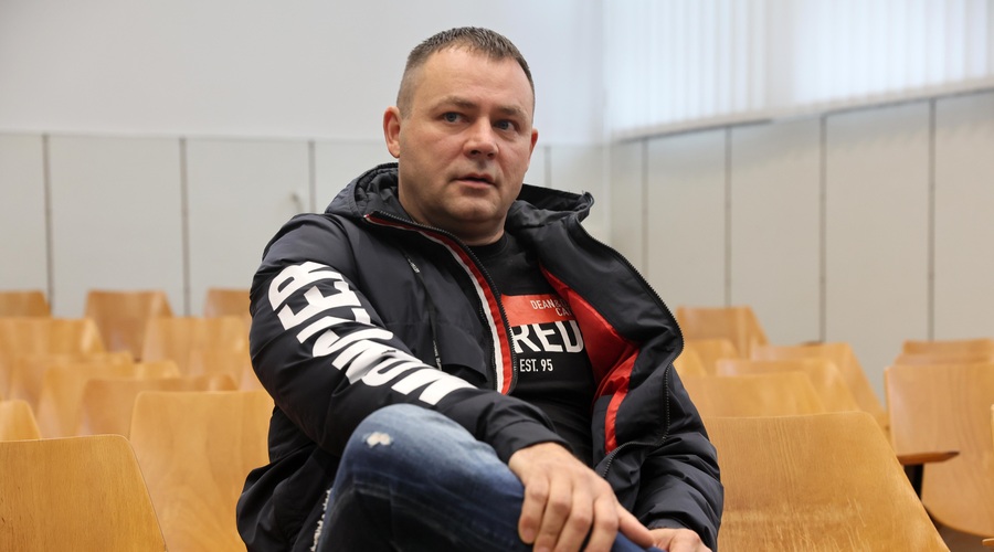 Začetek sojenja Kamenikovi hudodelski združbi, razstreljevalca bankomatov sodnico prosita za milost (foto: Bobo)