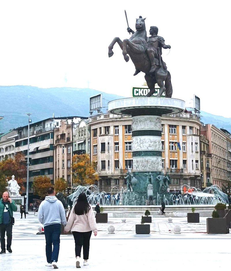 Pretirano velika postava Aleksandra na konju simbolizira makedonski ponos in dolgo zgodovino naroda. Takšna velikopotezna arhitektura na prvi pogled nekoliko presega pričakovanja.