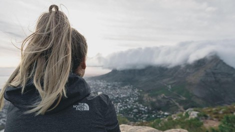 ženska v naravi razgled