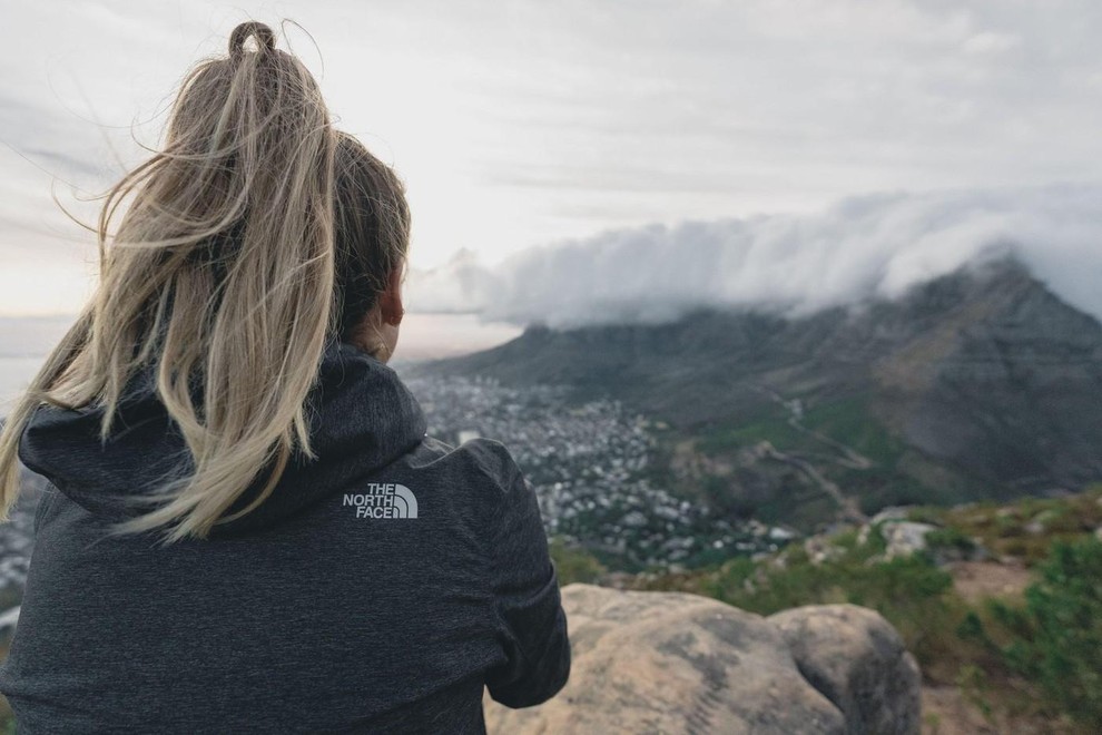 ženska v naravi razgled