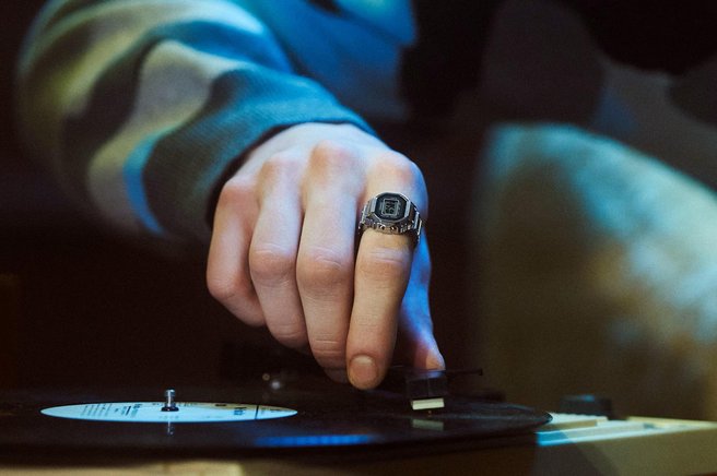Ljudi je obnorel prstan v obliki retro Casio ure – prednaročila so eksplodirala (VIDEO)