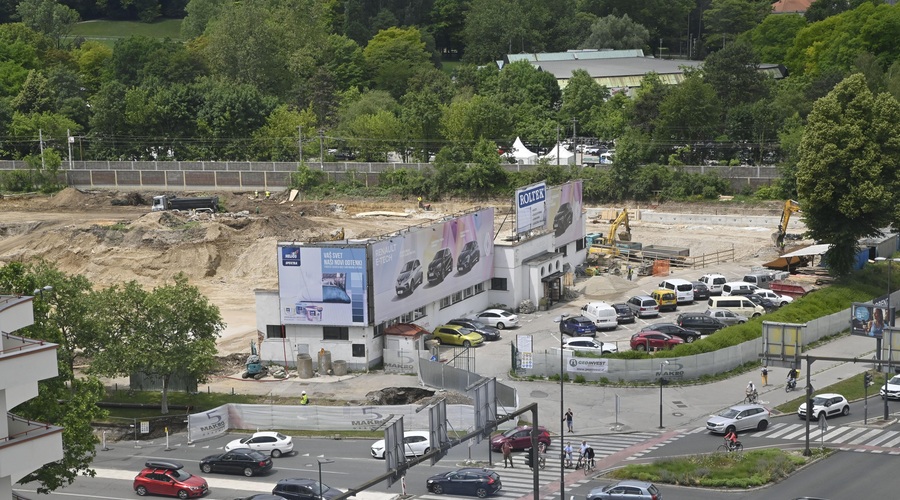Janković bo že izdajal dovolilnce za parkirno hišo, ta pa še sploh ne obstaja (foto: BOBO/Žiga Živulovič jr.)