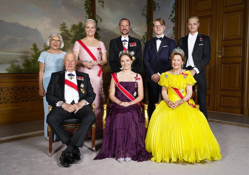 Marius Borg Høiby (desno zgoraj) s kraljevo družino