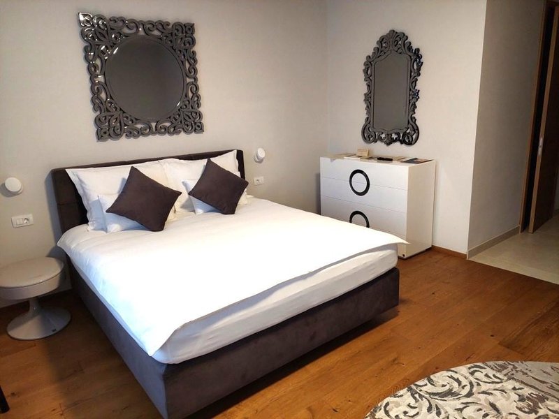 Hotel Ajdovec so leta 2016 prenovili, cena prenočitev se giblje od 70 do 170 evrov.