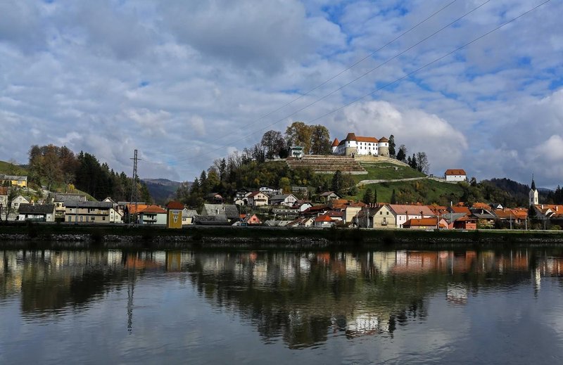 Melania Trump, rojena Knavs, je del otroštva preživela v Sevnici in s tamkajšnjega gradu kot majhna deklica zrla v reko Savo, ki teče skozi mesto.