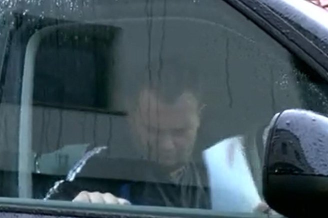 Tekmovalec resničnostnega šova odpeljan z rešilnim avtomobilom, sotekmovalci v skrbeh