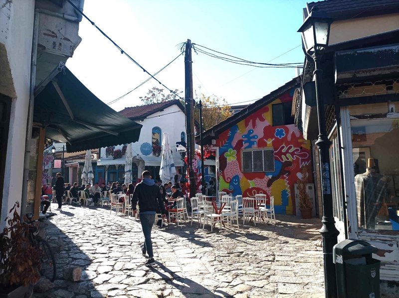 Kljub relativni bližini je za Slovence Skopje še vedno skrivnostno mesto, kjer se prepletata orientalska kultura in evropska energija.