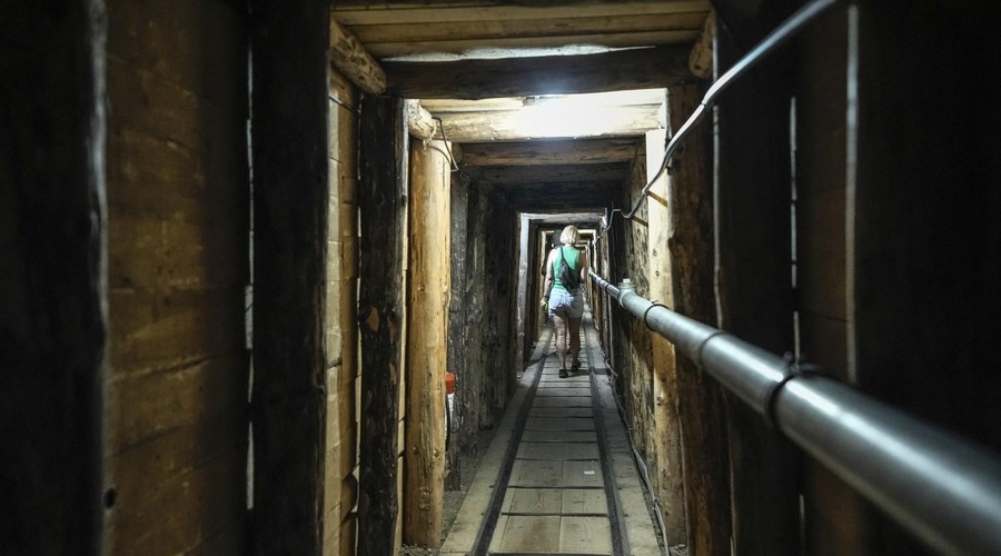 Prek predora do življenja: avdiorealistična razstava o poti upanja in preživetja (foto: Profimedia)