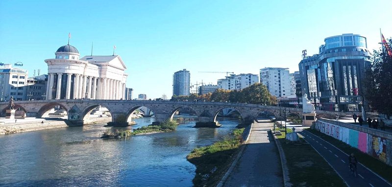 Prestolnica Severne Makedonije Slovencem še danes zveni kot eksotična destinacija, polna zgodb in razgibanega duha Balkana.