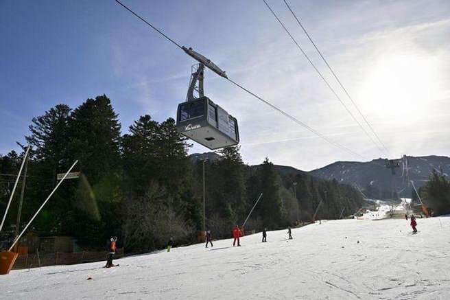 Incident na najvišjem evropskem smučišču: gondola trčila v postajo, več poškodovanih