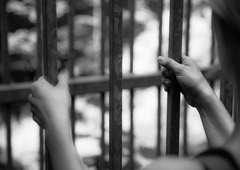 20-letna Matea na ulici surovo pretepla neznanega moškega, zdaj mora ostati v priporu