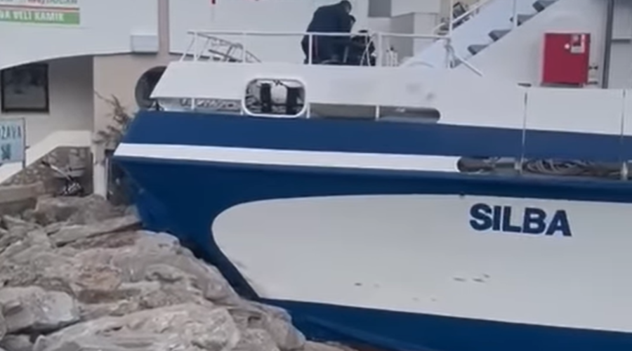 Nesreča na Hrvaškem: plovilo Jadrolinije nasedlo na pomol (VIDEO) (foto: Novi Radio Zadar FB)