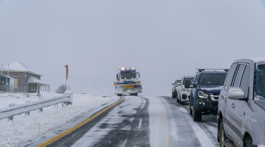 Pozor, zaradi snega zopet kaos na cesti (foto: Profimedia)
