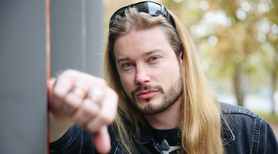 O življenju rock zvezdnika s Slovencem, ki z legendarnimi glasbenimi skupinami nastopa po največjih odrih na svetu (foto: Aleksandra Saša Prelesnik)