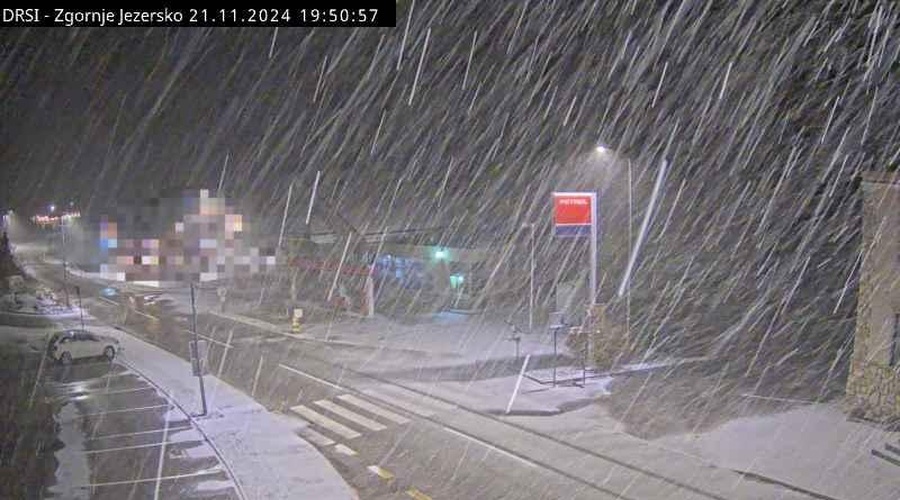 Snežne nevšečnosti: podrta drevesa, zdrsi tovornih vozil in promet, ki je oviran na teh cestah (foto: Info pot)