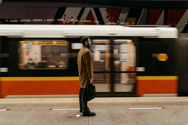 Raziskava: Več kot četrtina vprašanih porabi 30 do 59 minut za prevoz na delo