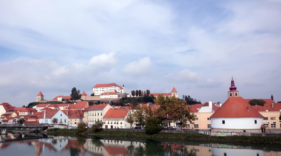 Pred začetkom obnove grajske žitnice bo potrbno premostiti še nekaj ovir (foto: BoBo)
