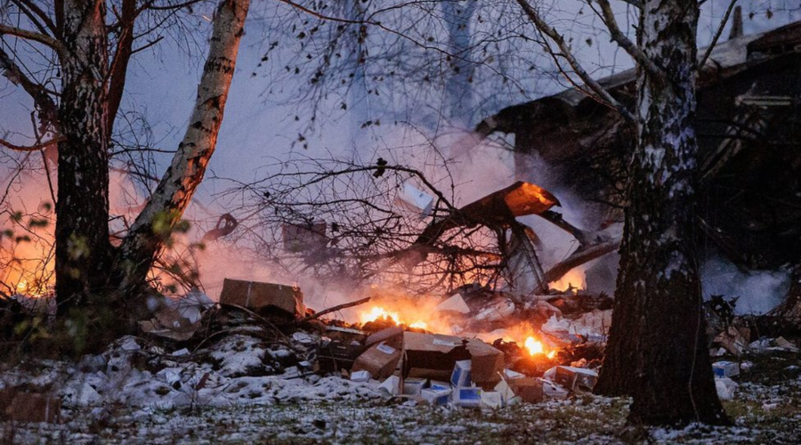 Tragedija: tovorno letalo DHL strmoglavilo na hišo, najmanj en mrtev in trije poškodovani (foto: Twitter)