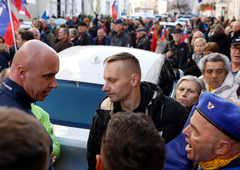 Protestniki na neprijavljenem shodu v Celju pljuvali in tolkli po vozilu ene od medijskih hiš