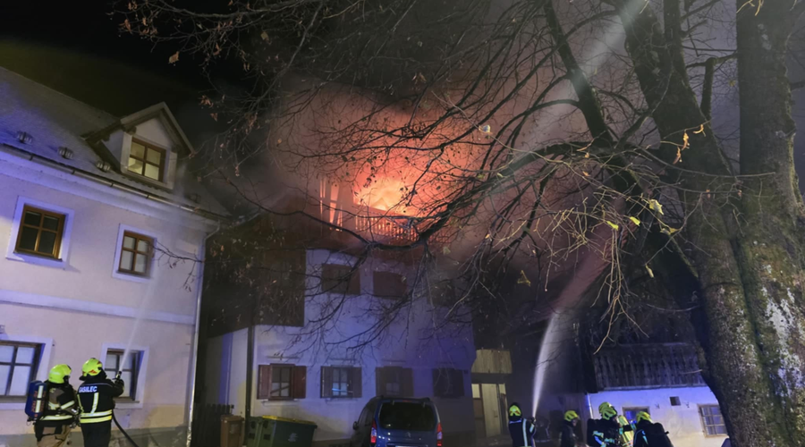 V Tržiču je izbruhnil požar: hudo je bil poškodovan moški (foto: PGD Tržič FB)