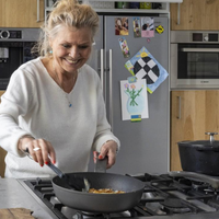 ženska v kuhinji, štedilnik, kuhanje, kuhinja