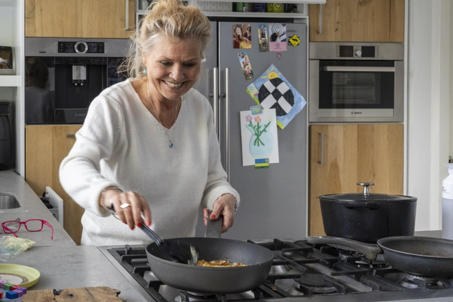 ženska v kuhinji, štedilnik, kuhanje, kuhinja