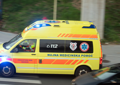 Nesreča reševalnega vozila na nujni vožnji: umrl 23-letni sopotnik