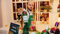 Pokukajte v dogajanje najbolj glamuroznega dogodka leta: razkrivamo fotografije slovenske smetane na (za javnost zaprti) zabavi