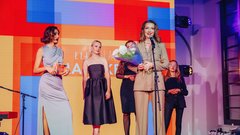 Pokukajte v dogajanje najbolj glamuroznega dogodka leta: razkrivamo fotografije slovenske smetane na (za javnost zaprti) zabavi