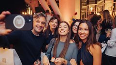 Pokukajte v dogajanje najbolj glamuroznega dogodka leta: razkrivamo fotografije slovenske smetane na (za javnost zaprti) zabavi