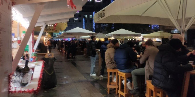 Na Glavnem trgu v Mariboru je bila ob odprtju prazničnega programa velika gneča. Mnogi so se ustavili ob prazničnih stojnicah.