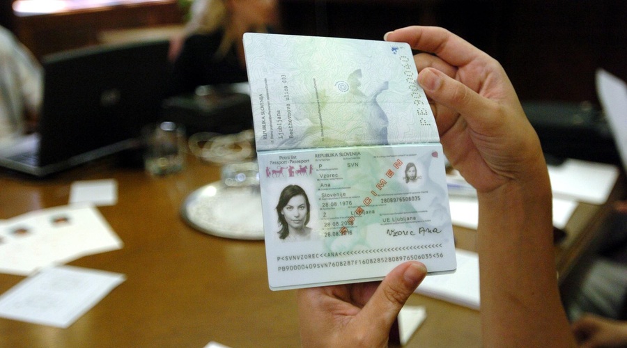 Obetajo se spremembe pri potnih listinah in osebnih izkaznicah (foto: Bobo)