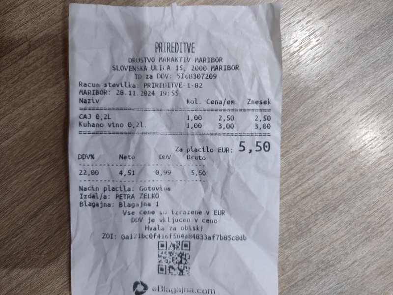 Za kuhano vino na Glavnem trgu v Mariboru boste odšteli 3 evre.