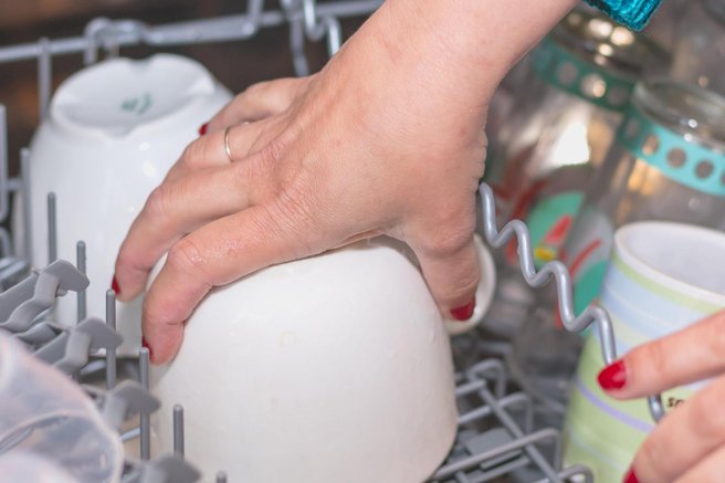 pomivalni stroj posoda skodelice