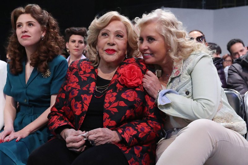 Silvia Pinal in mehiška producentka Carla Estrada, s katero sta sodelovali pri telenovelah Ljubezenske vezi (Lazos de Amor) in Moč ljubezni (El Privilegio de Amar).