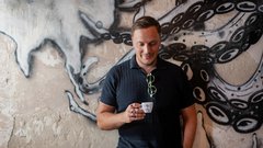 Umetnik Đura Kelj s skodelico iz nove kolekcije.