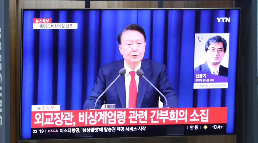 V Južni Koreji predsednik razglasil vojno stanje: radikalno potezo je pojasnil v televizijskem nagovoru (foto: Profimedia)