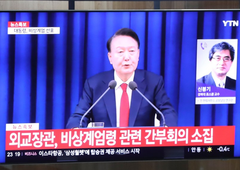 V Južni Koreji predsednik razglasil vojno stanje: radikalno potezo je pojasnil v televizijskem nagovoru