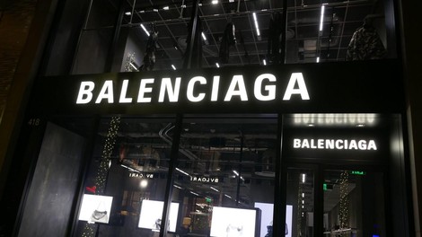 Balenciaga predstavila "čevlje, ki jih ni" za 430 evrov in ljudje so prepričani, da se norčujejo