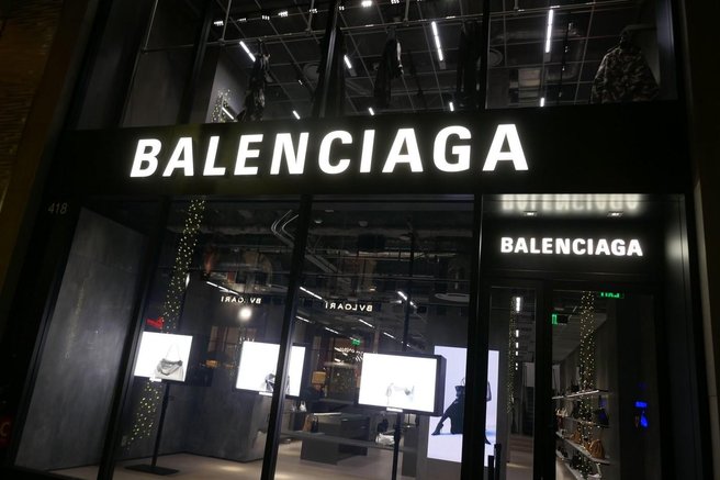 Balenciaga predstavila "čevlje, ki jih ni" za 430 evrov in ljudje so prepričani, da se norčujejo