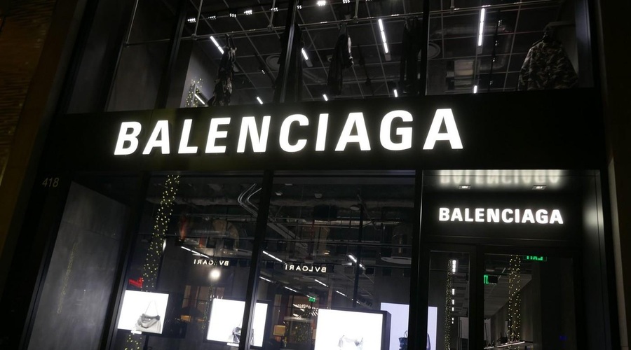 Balenciaga predstavila "čevlje, ki jih ni" za 430 evrov in ljudje so prepričani, da se norčujejo (foto: Profimedia)