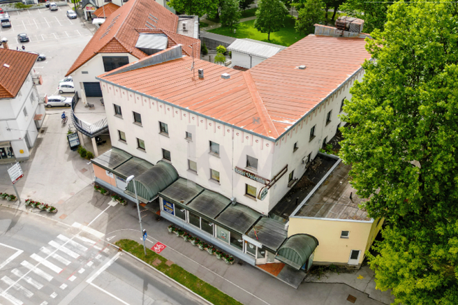 Nekoč priljubljen hotel na Dolenjskem doživel klavrn konec, zdaj ga prodajajo po zasoljeni ceni