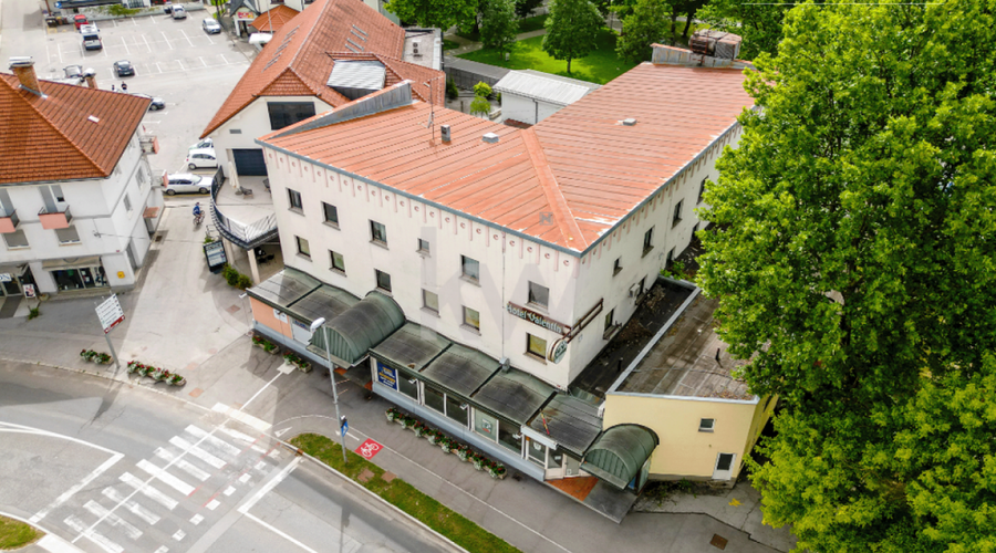 Nekoč priljubljen hotel na Dolenjskem doživel klavrn konec, zdaj ga prodajajo po zasoljeni ceni (foto: Nepremičnine.net)
