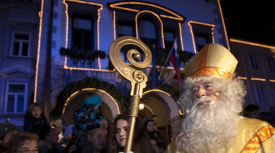 Praznični duh zaživel: Miklavž obdaruje, prinaša toplino decembra, odpira drsališča in prižiga luči  (preverite, katera mesta bo obiskal) (foto: BOBO/ZIGA ZIVULOVIC JR.)