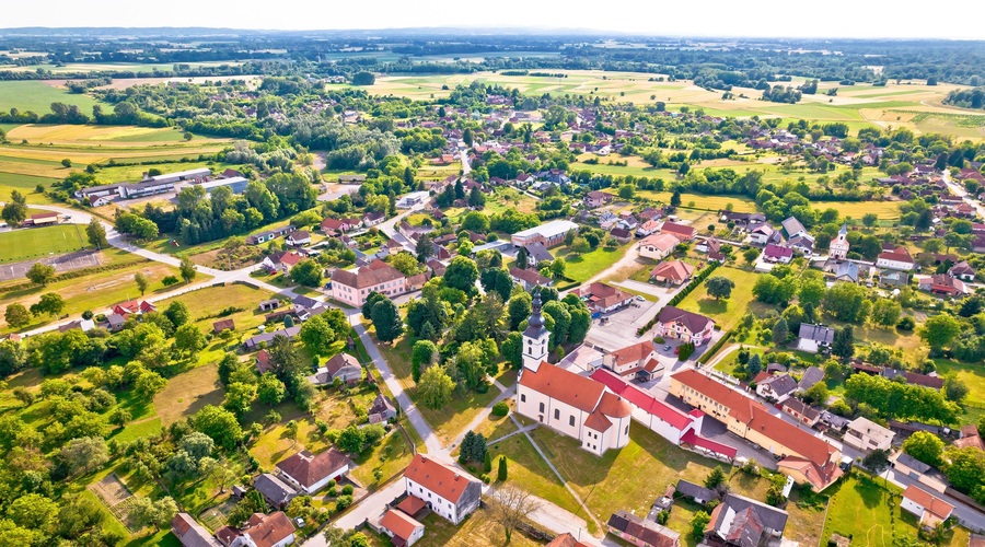 Nedaleč od nas ponujajo hiše za trinajst centov, v mestece prihajajo družine z vsega sveta (foto: Profimedia)