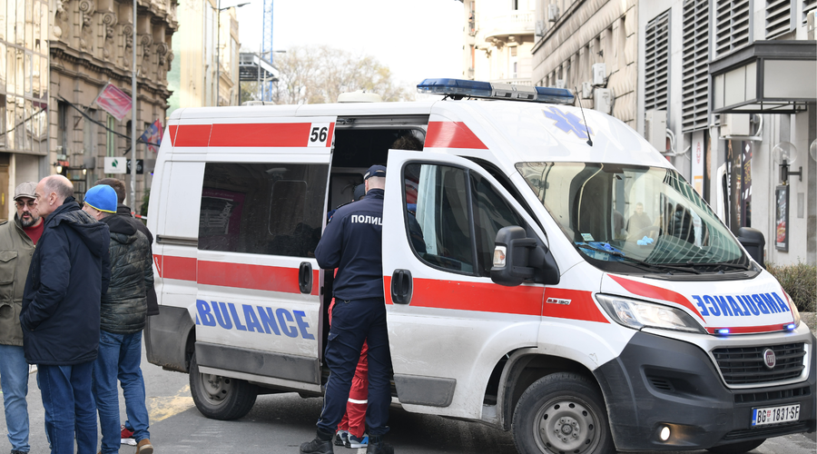 Grozljiva nesreča v Srbiji: avto zapeljal v množico ljudi, kljub krikom se ni ustavil (foto: Goran Srdanov/Nova.rs)