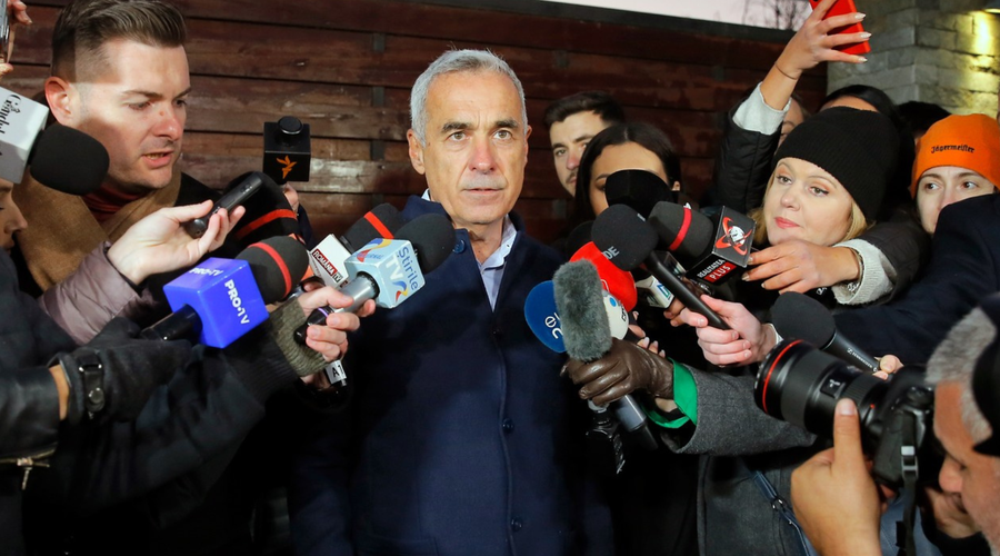 Na razveljavitev volitev v Romuniji se je odzval zmagovalec prvega kroga: "Naša demokracija je napadena" (foto: Profimedia)