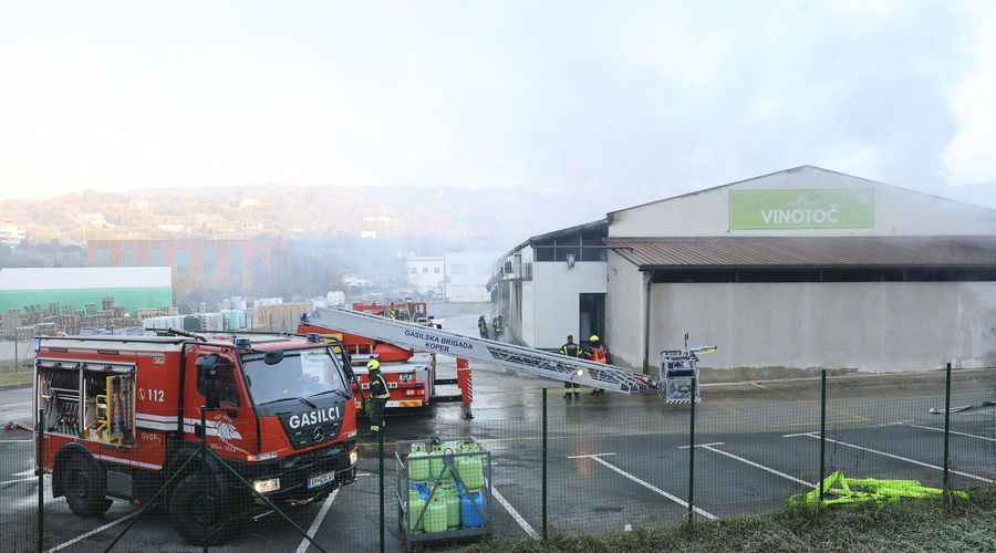 Skoraj do tal pogorela primorska trgovina: namesto pomoči naj bi zaposleni dobili odpovedi (foto: FA BOBO)