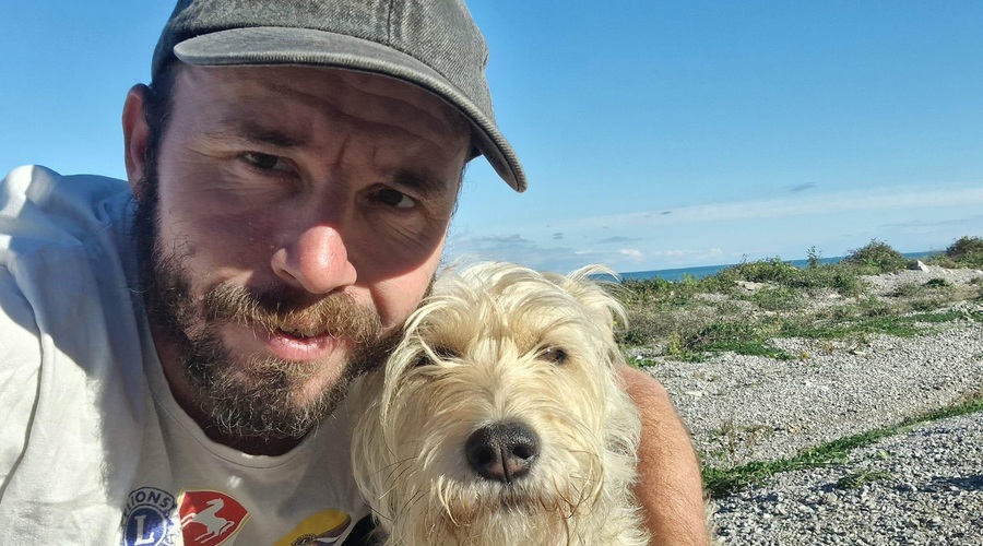 Popotnik Oliver Tič in njegova psička na poti okoli sveta spremenila načrte (foto: Oliver Tič/Facebook)